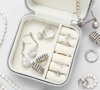 Стильний органайзер для ювелірних прикрас із колекцією елегантних срібних виробів: каблучки, сережки, браслети та намисто з п