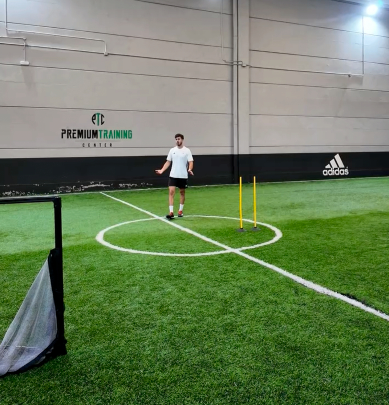 Entrenador explicando un ejercicio en el campo indoor en Las Rozas, Madrid