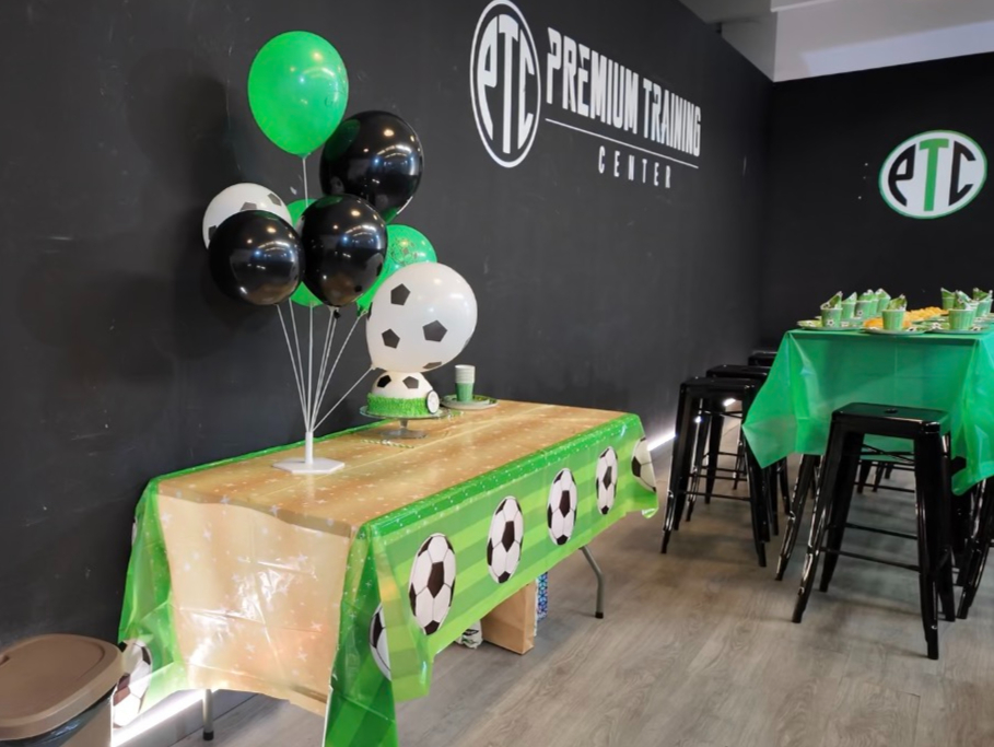 Personalización de la zona social para un cumpleaños en Premium Training Center