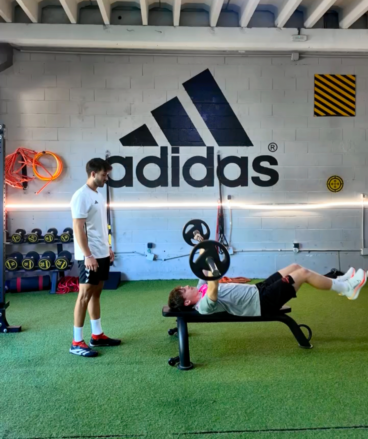 Entrenador observando a un jugador en la zona funcional, metodología de Premium Training Center