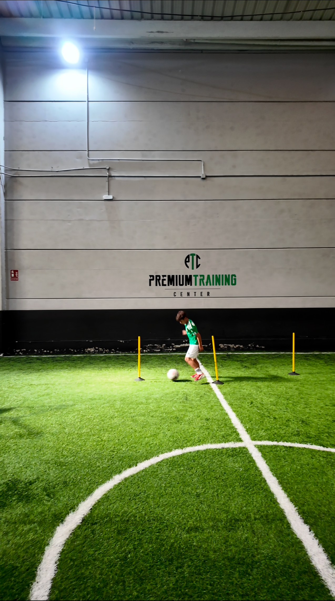 Tecnificación de fútbol en Madrid, sesión en campo indoor