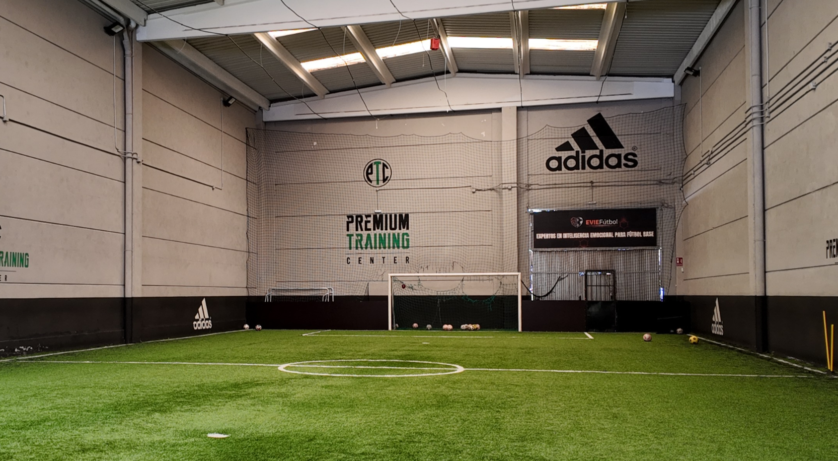 Campo de fútbol 5 indoor de Premium Training Center en Las Rozas para alquiler de partidos privados