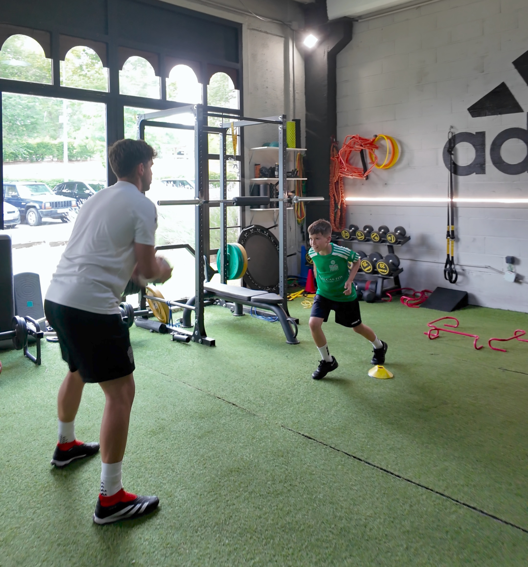 Entrenador de Premium Training Center guiando una sesión de preparación física en la zona funcional