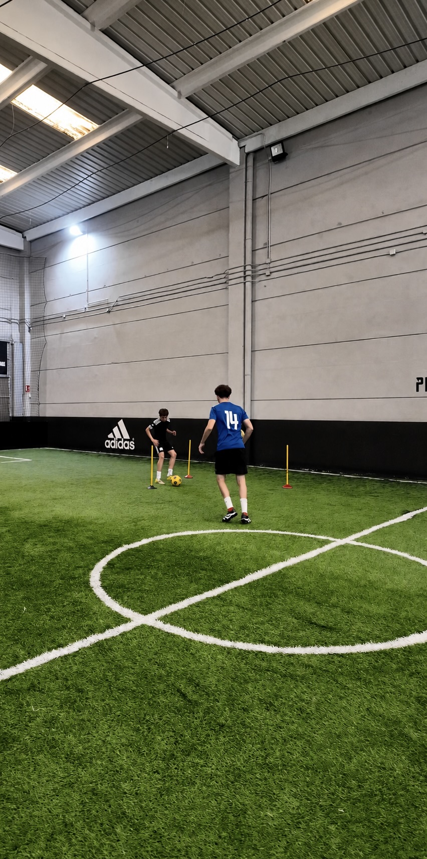 Entrenador de tecnificación de fútbol en Madrid trabajando técnica individual con un jugador