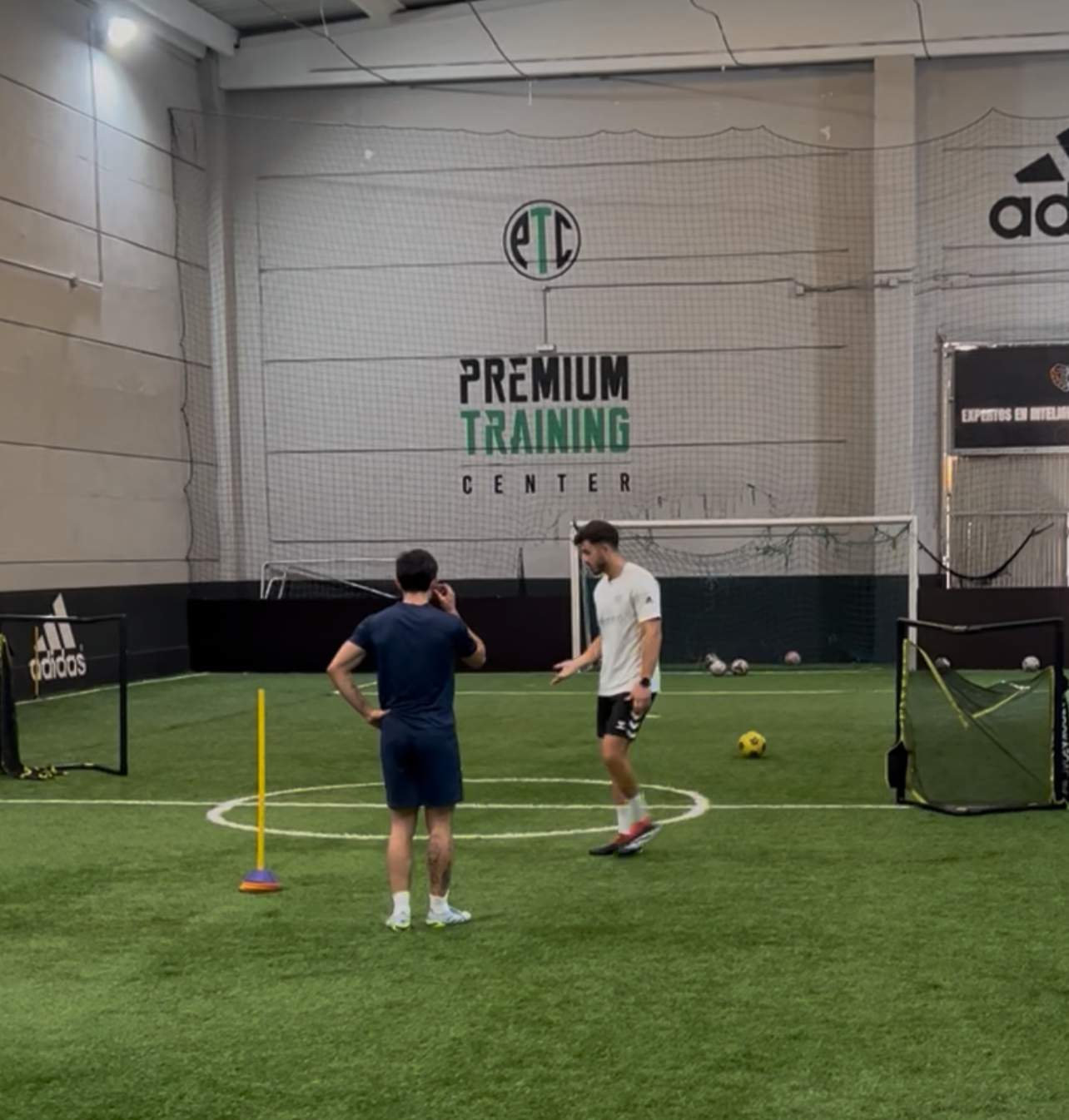 Jugador entrenando técnica individual en el campo de fútbol 5 indoor de Premium Training Center en Las Rozas
