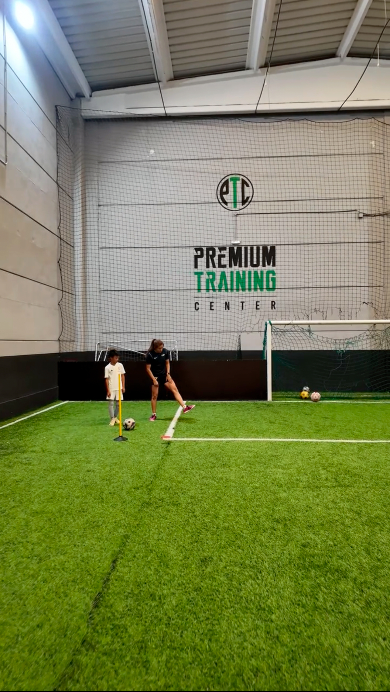 Entrenador de Premium Training Center en sesión de tecnificación