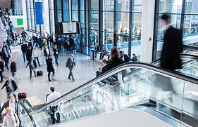 Escena de escalera mecánica concurrida