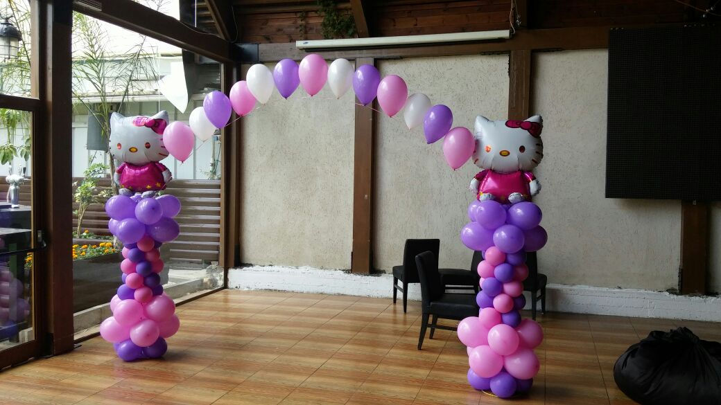 שולחנות + כניסה הלו קיטי