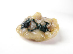 帶翠地表全玉化龍眼魚子筋脈瑪瑙