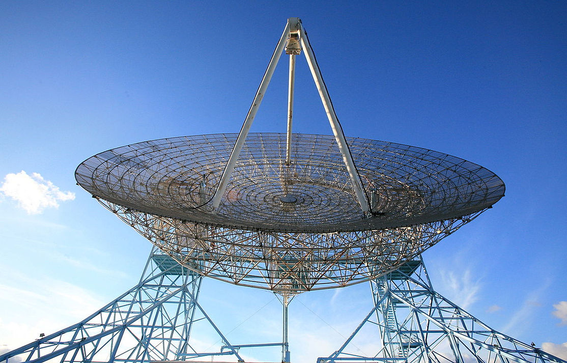 1200px-Radio_telescope_The_Dish.jpg