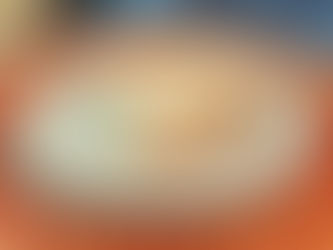 Fatia de torta de inhame com doce de leite e cobertura de coco crocante.