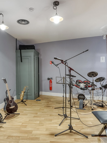Studio musique ECLA Massy Palaiseau, espace créatif en coliving imaginé par Océanis. Retrouvez des instruments de toute sorts pour vous exercer, vous divertir et bien d'autres choses !