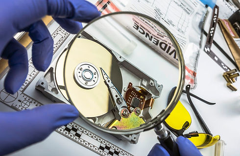 lente d'ingrandimento su componenti informatici