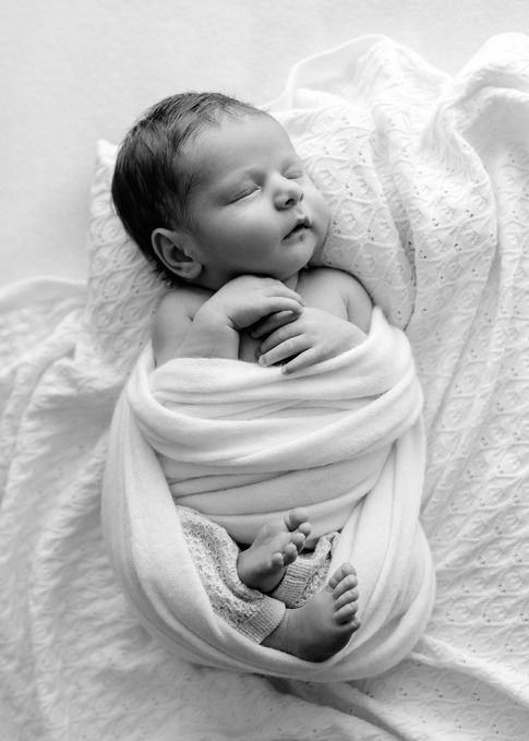 Behutsam posierte Neugeborenenfotografie - Baby