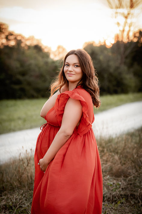  Babybauch Outdoorshooting bei Sonnenuntergang