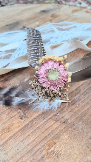 Dried flowers and feathers to style your hat. DIY hat kit