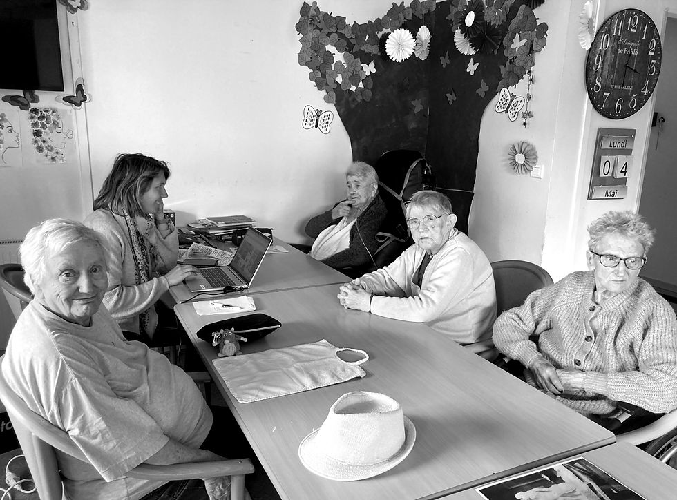 Michèle, Hélène, Liliane, Bernadette et Janine et Françoise qu'on ne voit pas. Des mots et des mains.