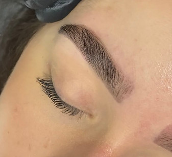 Foto de uma extensão de cílios, lash lifting, brow lamination ou design de sobrancelhas.