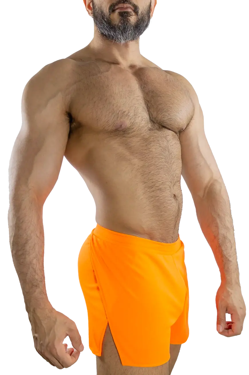 Pose lateral de Short abierto naranja
