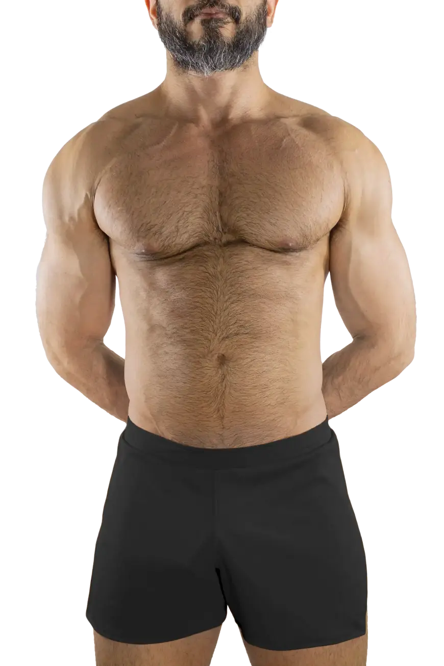 Pose frente de Short abierto negro
