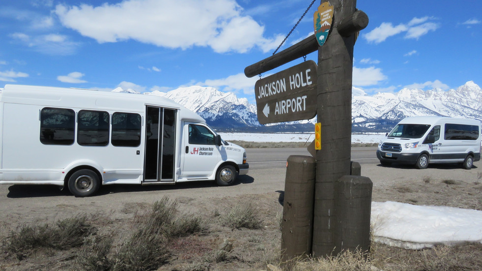 Jackson Hole Airport To Yellowstone National Park www.yellowstonedaytours.com