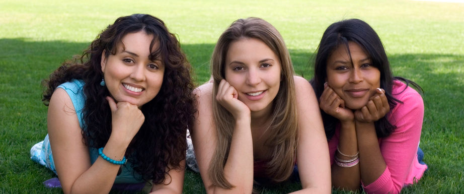 Trois femmes souriantes