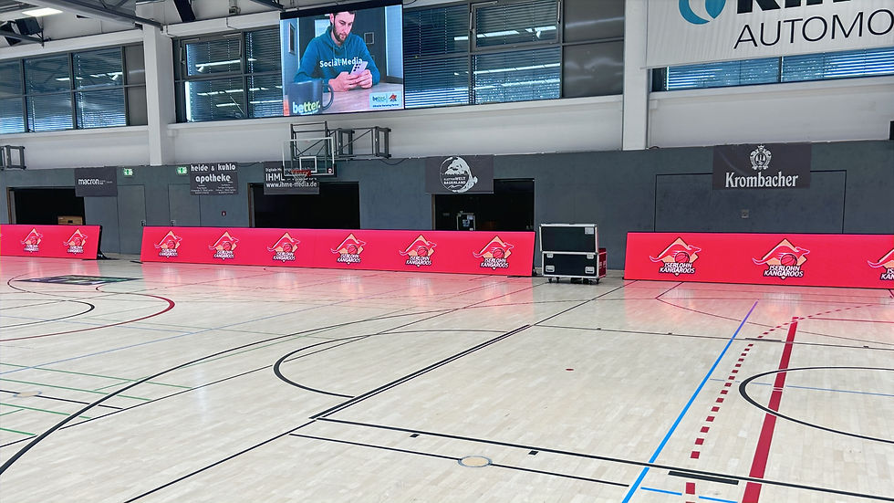 Professionelle LED Sportbanden am Spielfeldrand eines Basketballspiels – TOP RENT Spezialkonstruktion mit Unilumin URM III für gestochen scharfe Werbung.