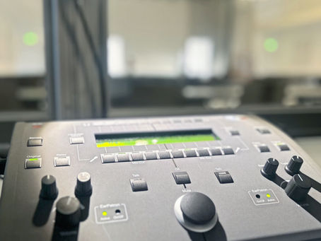 Dolmetscherkabine mit Simultandolmetscher bei einer internationalen Konferenz – drahtlose DECT-Übertragung mit Funkempfängern und Kopfhörern für mehrsprachige Verständigung vor Ort.