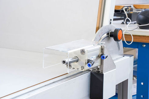 protezione in plexiglass per macchine industriali
