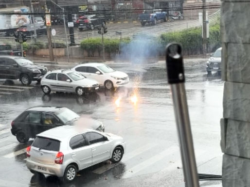 Cabo de energia cai em chamas na Avenida T-7 após explosão durante chuva