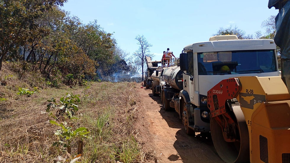 Chamas cercam trecho da BR-153 e colocam estrutura rodoviária em risco em Uruaçu