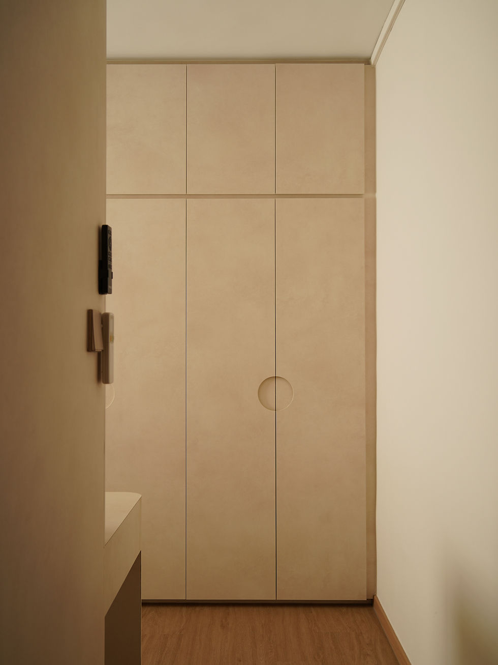 Subtle design detail on the wardrobe door makes it aesthetically pleasing and functional.