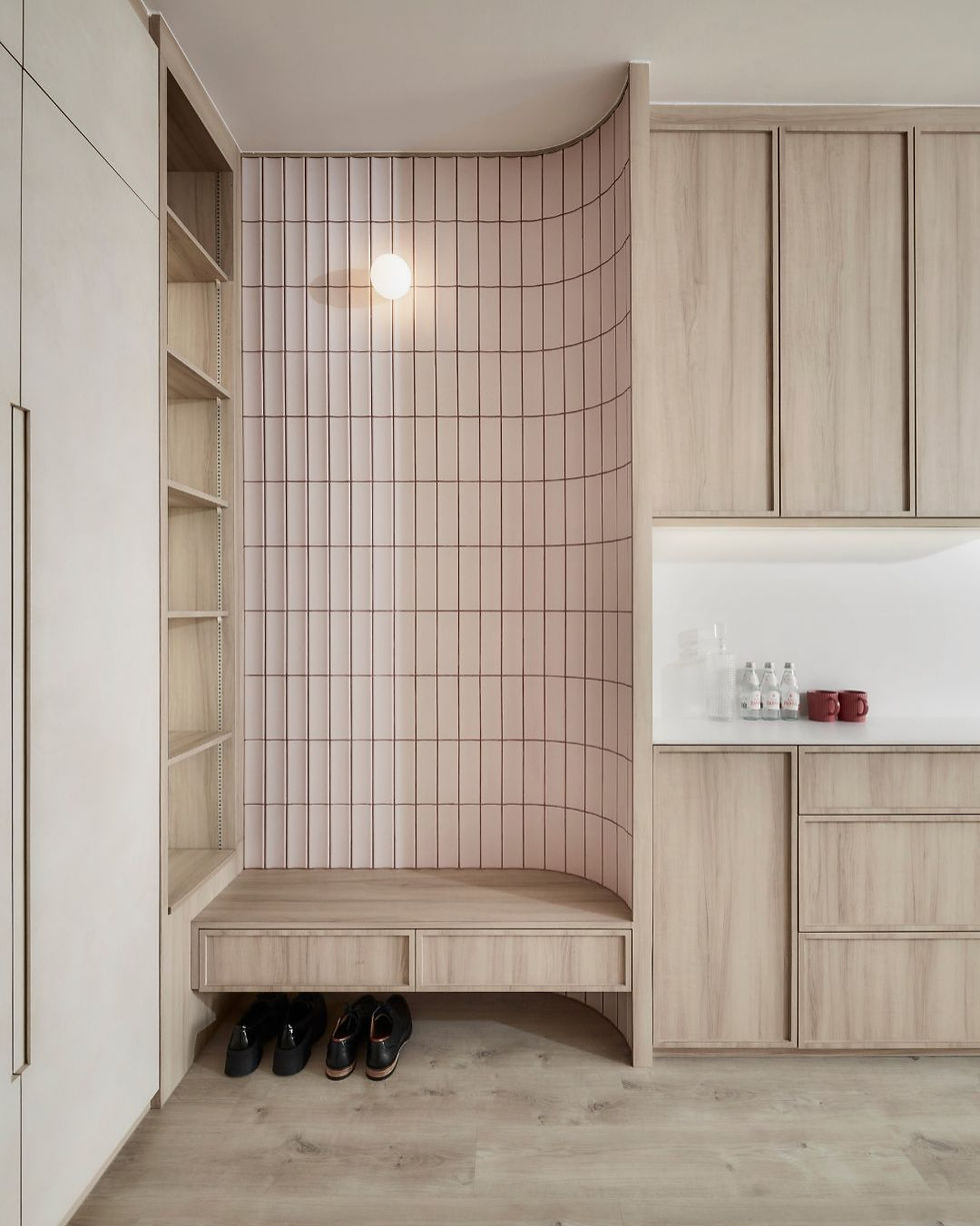 curved foyer settee with pink tiles and warm light