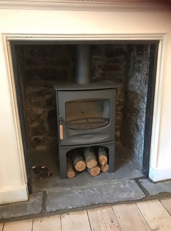charnwood c4 on log store with heatshield.JPEG