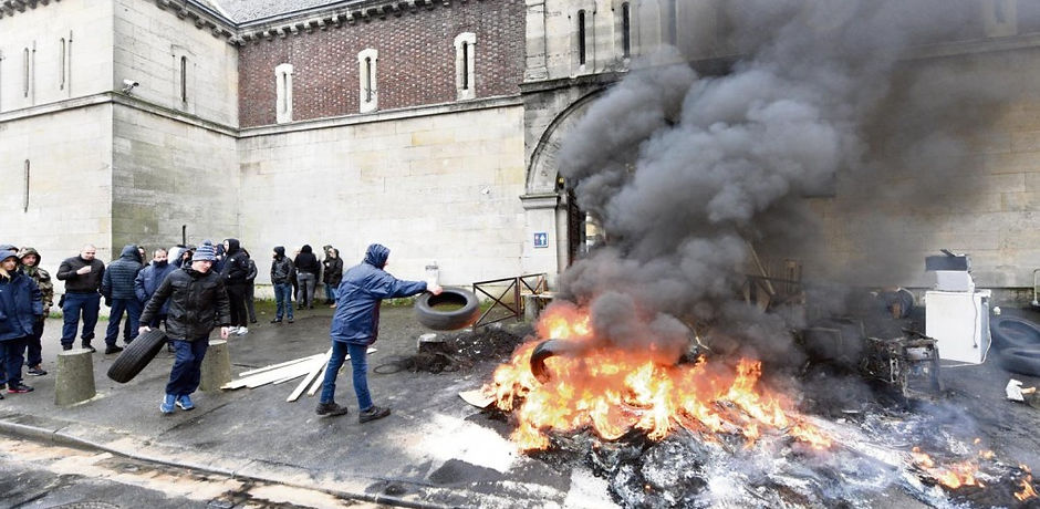 Les gardiens de prison - ici à Rouen - ont poursuivi leur mouvement, hier, pour réclamer davantage d