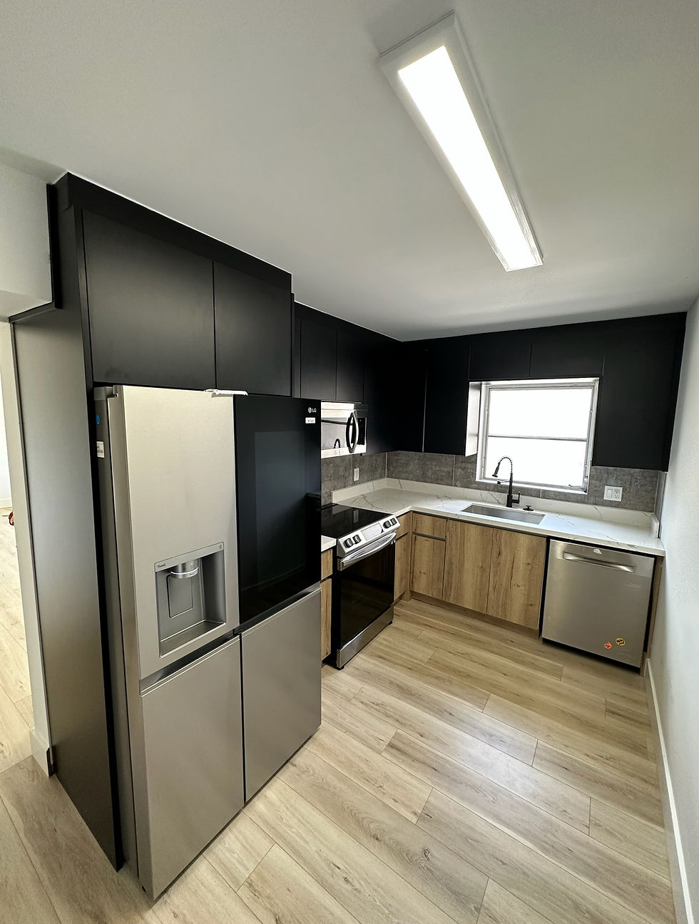 Transforming a small kitchen into an efficient and stylish space may seem challenging, but with a little creativity and planning, it can be a fun project.