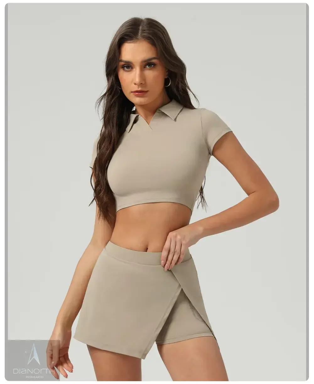 ベージュのポロシャツとラップスカートのセット