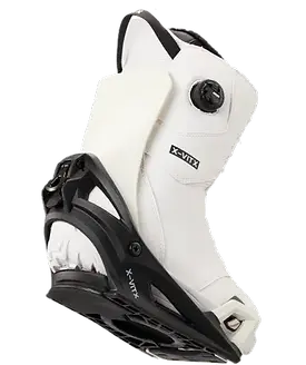 白いスノーボードブーツ、BOAシステムと黒いバインディング付き。