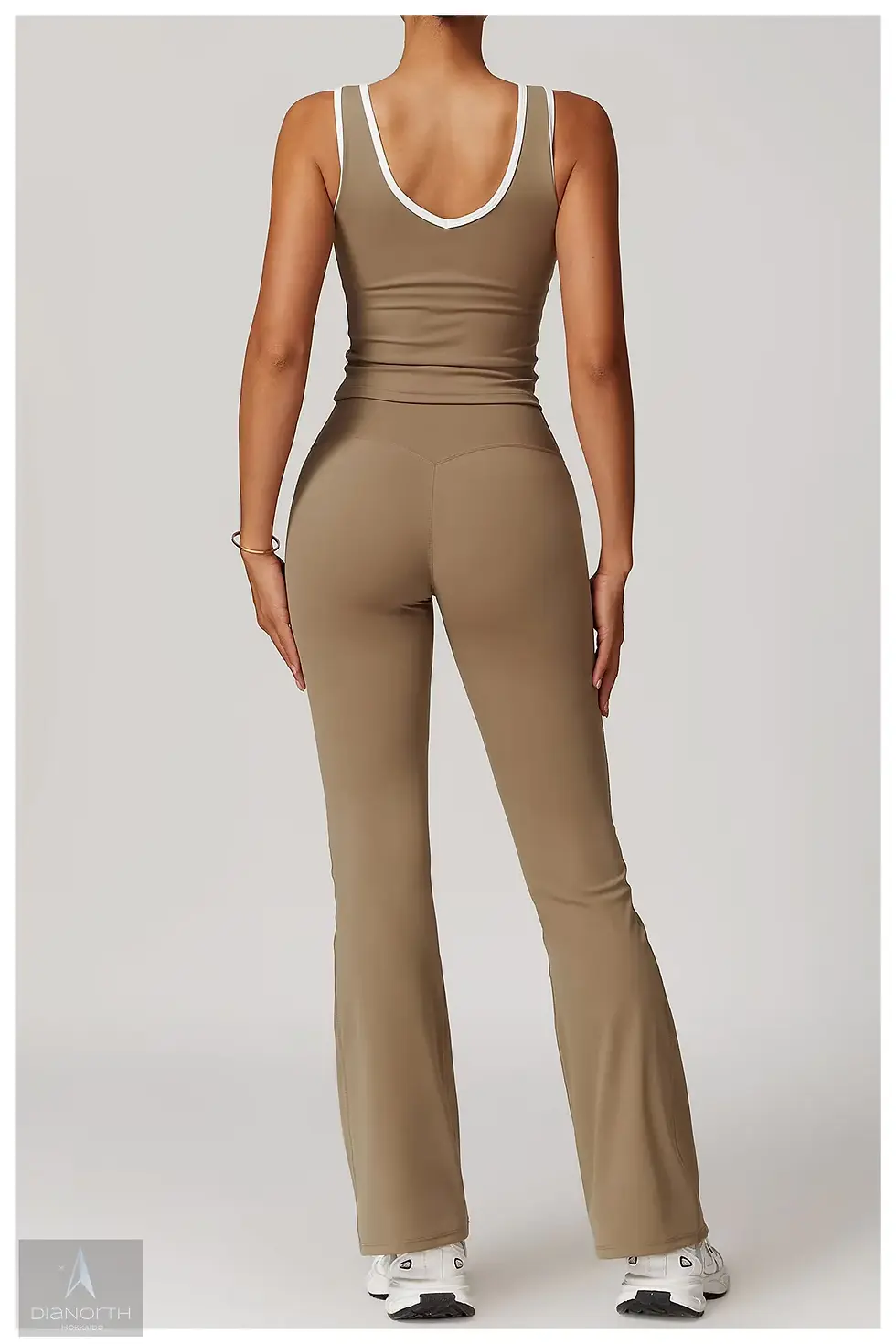 サムネイル： 女性モデル着用、ベージュのワイドパンツスーツ