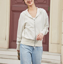 Thumbnail: 女性 白いパーカーとジーンズを着て微笑む 女性用モダールリブ長袖フィットネスTシャツ スリムヨガトップ 吸湿速乾 屋外で