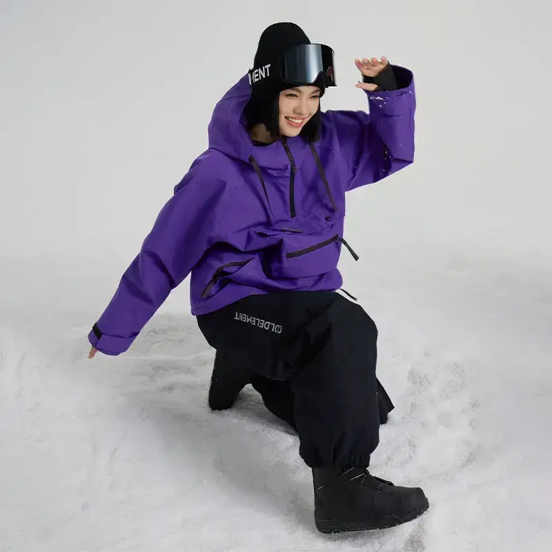 サムネイル： 紫色のジャケットを着て雪の上にひざまずく女性
