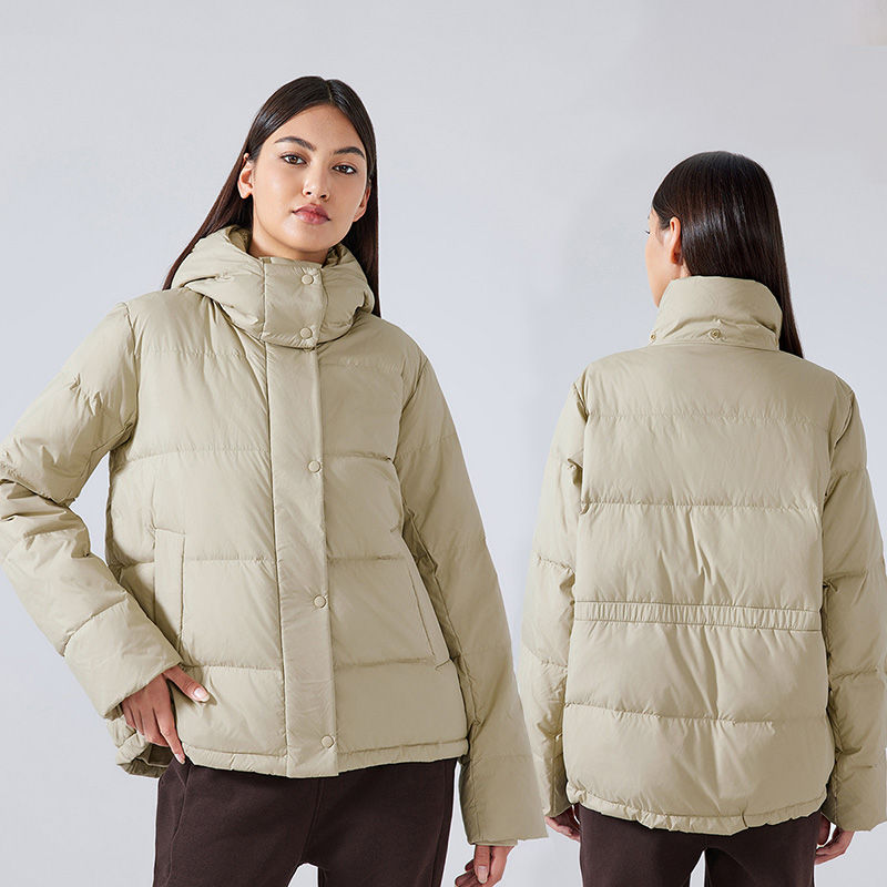 サムネイル： 女性が着用しているベージュのジャケット。前面と背面からのショット。防寒着、冬服。