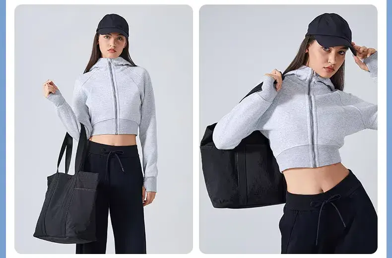 Thumbnail: 女性モデルが白いジップアップパーカーと黒いボストンバッグを着用