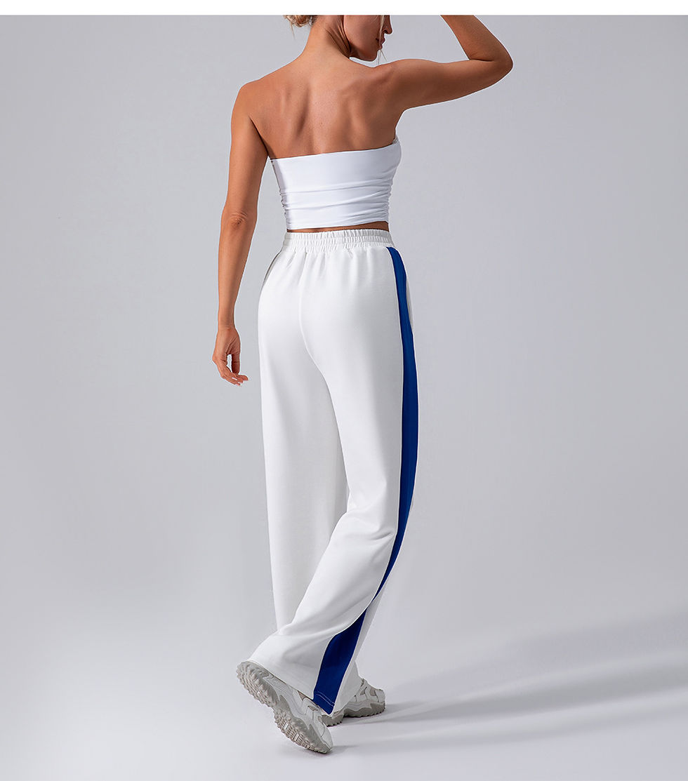 サムネイル： 白いチューブトップと青いラインパンツを履く女性。ファッションスタイル、スポーツウェア。