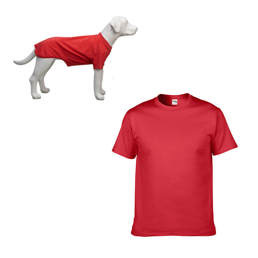 サムネイル： 赤い犬の服と赤いTシャツ。犬は服を着て、背景は白いです。