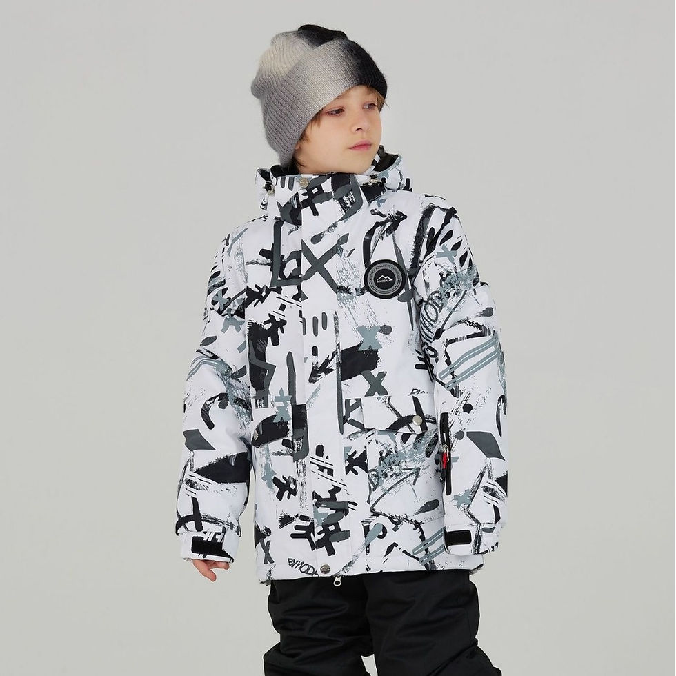 サムネイル： 男の子が着ている雪山用ジャケット、帽子、黒いズボン。 DiaNorth-Hokkaido 冬の装い。