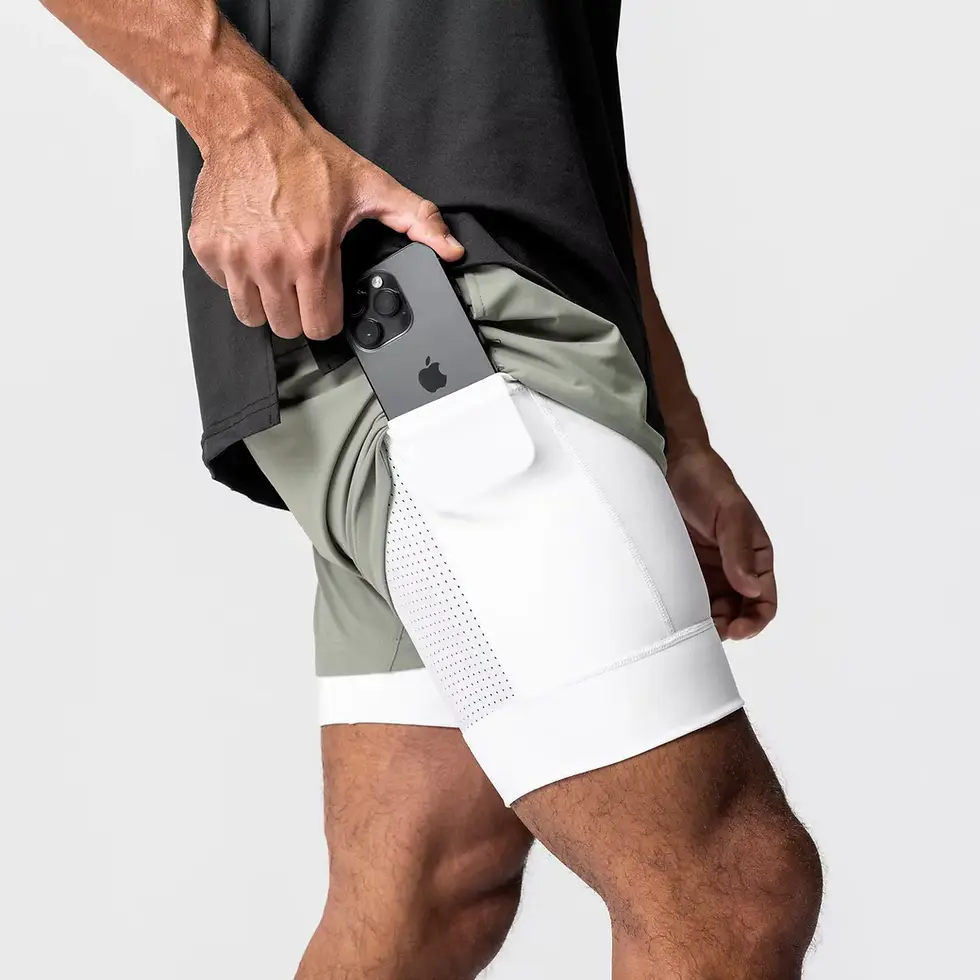 サムネイル： 男性がスマートフォンを入れたポケット付きショートパンツを着用