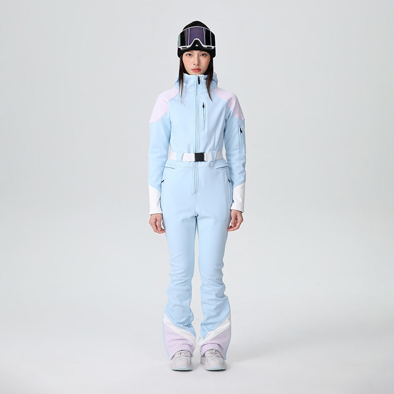 サムネイル： 女性が水色のスキーウェアを着て立っています。アウトドアジャケット DiaNorth-Hokkaido。