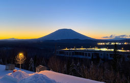 DiaNorthの冒険：北海道の雪山で日の出を迎える冒険家
