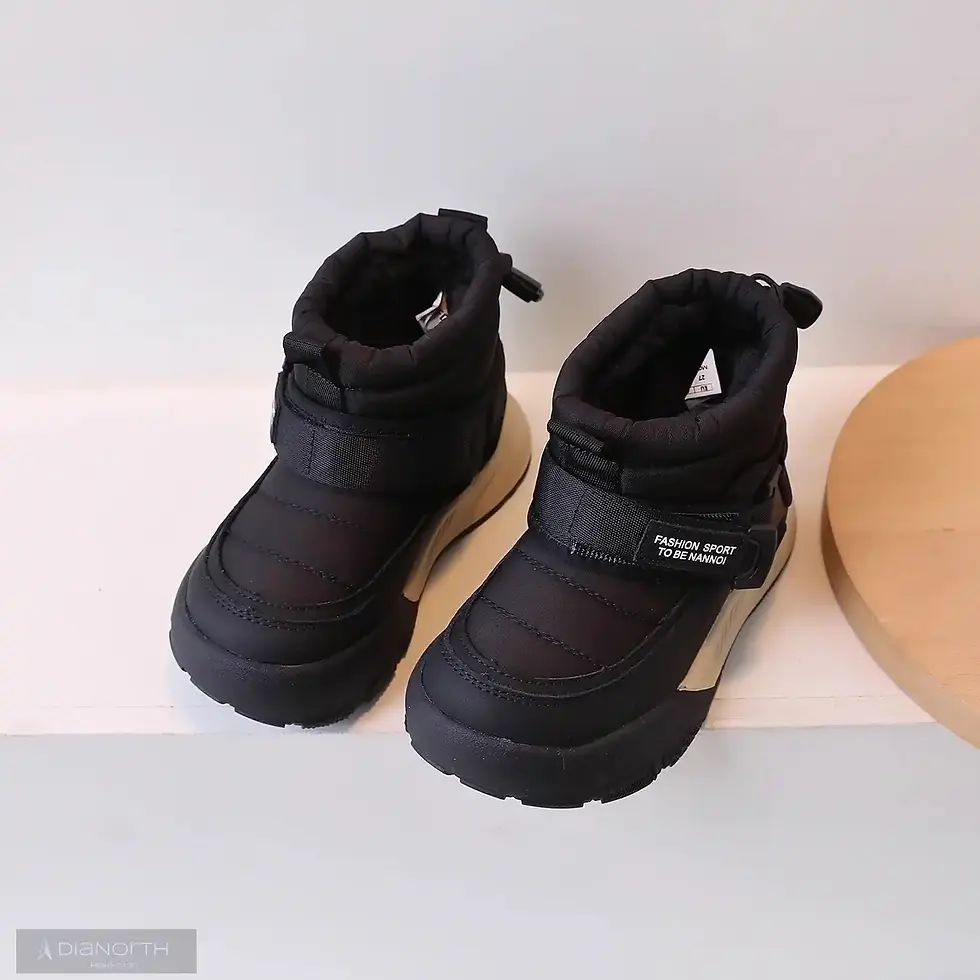 サムネイル： 黒い子供用冬靴、白いテキスト付き、背景に木製の装飾品 DiaNorth-Hokkaido